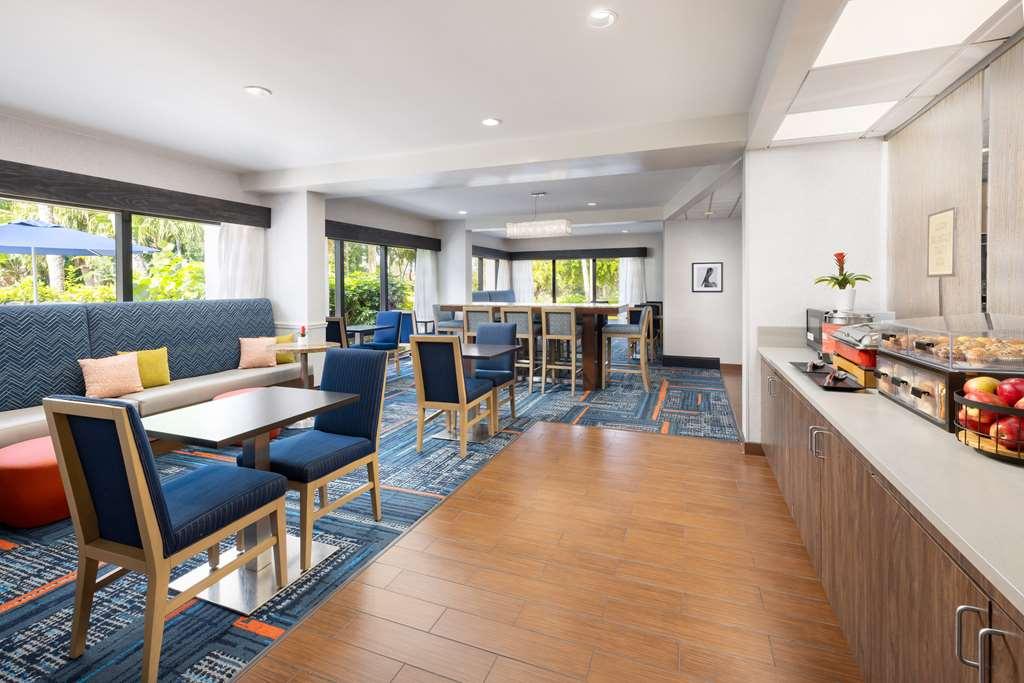 Hampton Inn Naples-Central Restoran fotoğraf